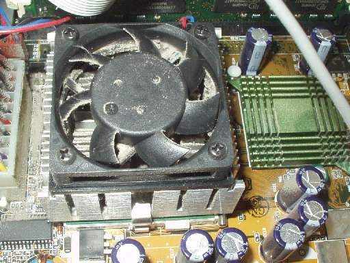 Abbildung 19: CPU eingebaut, mit Kühlrippen und Lüfter